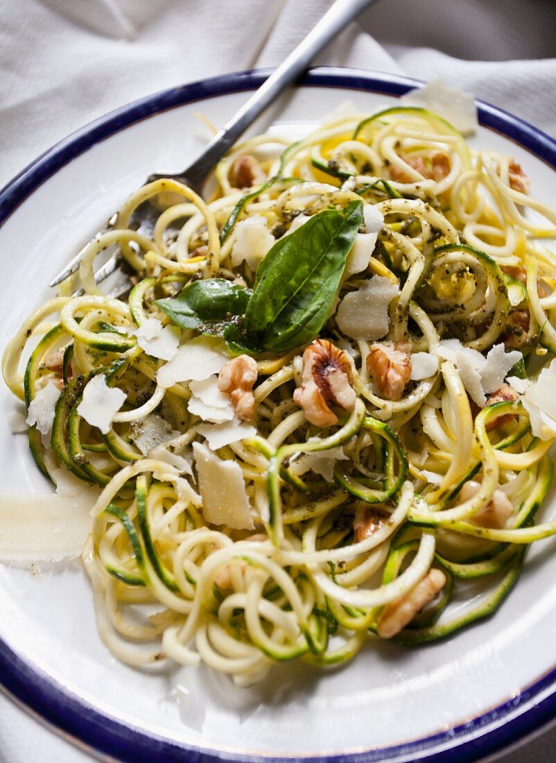 'Spaghetti' aus spiralisierten Zucchini mit Pesto, Walnüssen und Parmesan