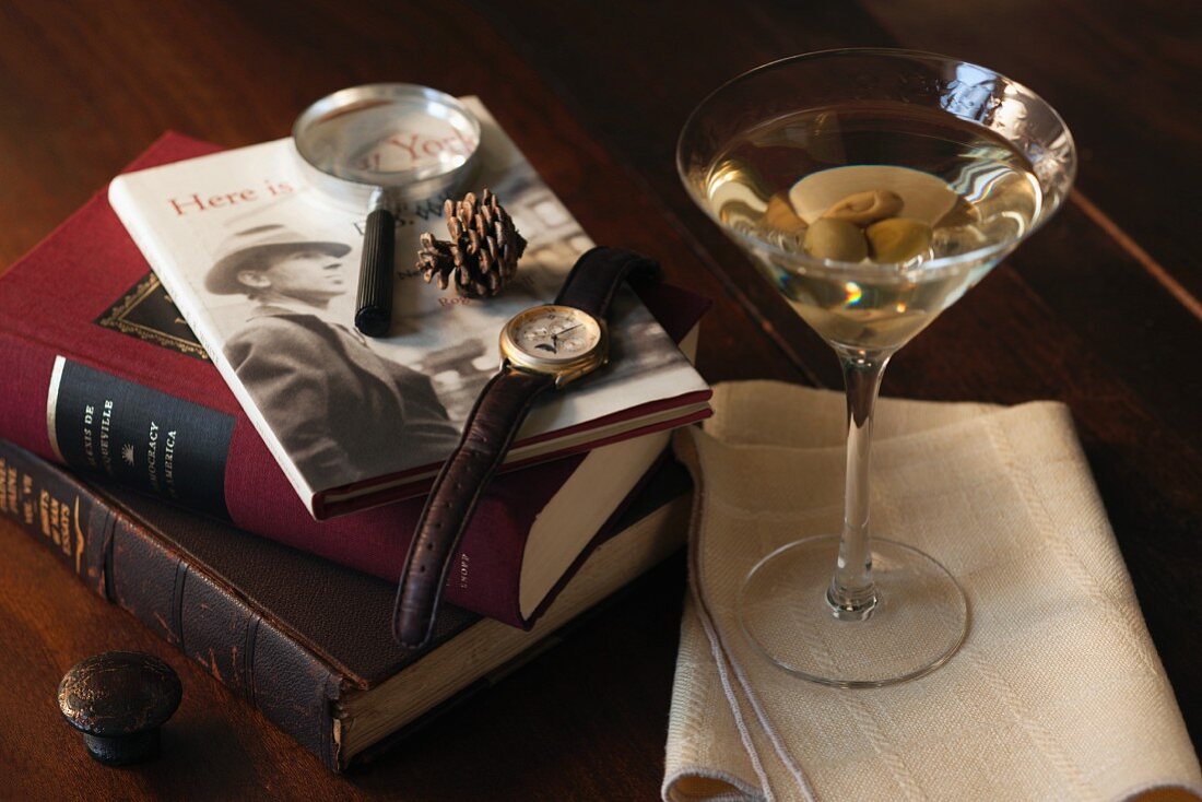 Dry Martini mit Oliven und klassischen Büchern im Herrenzimmer