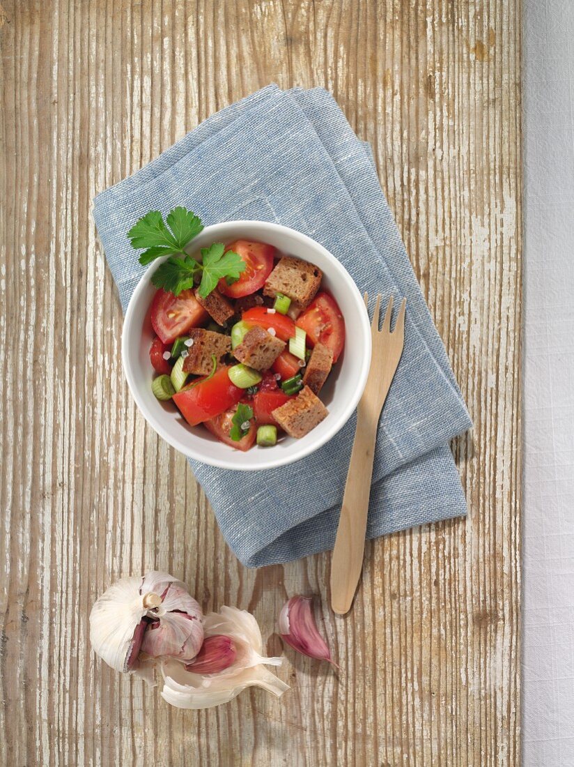 Bread salad with tomatoes and cucumber