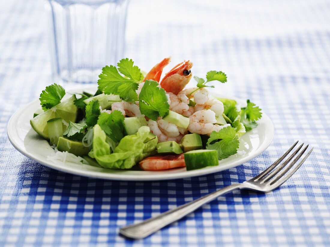 Avocadosalat mit Garnelen, Koriandergrün und Gurke