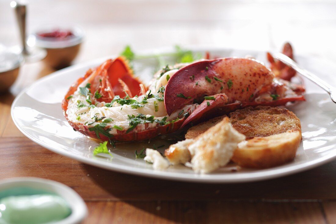 Halber Hummer mit Röstbrot & Wasabi-Mayonnaise