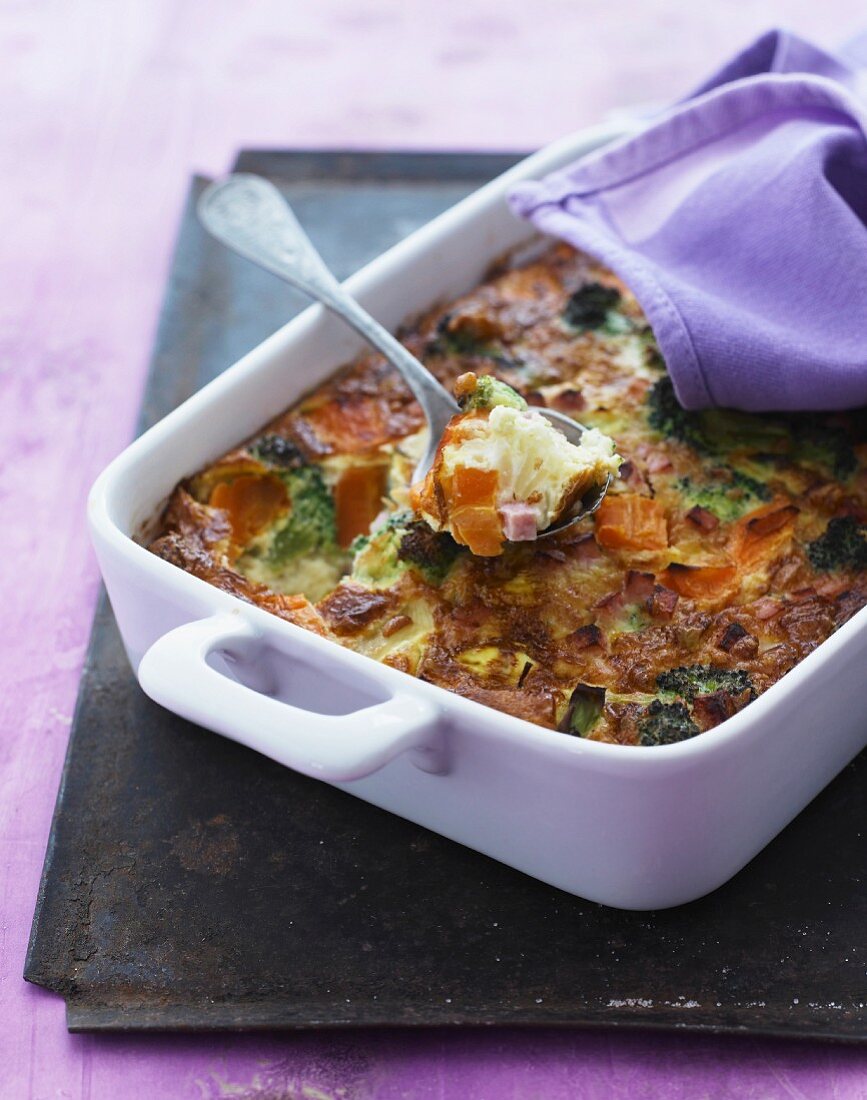 Vegetable gratin with tomatoes, red onions and broccoli