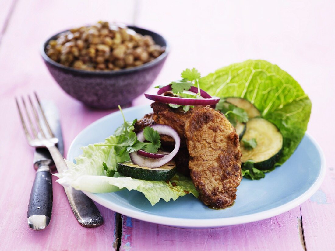 Schweineschnitzel mit Zucchini und roten Zwiebeln