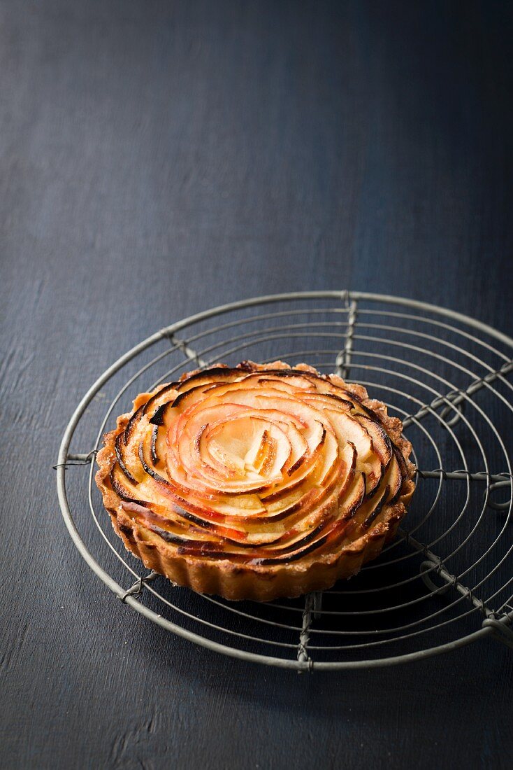 Apple tartlet on a wire rack