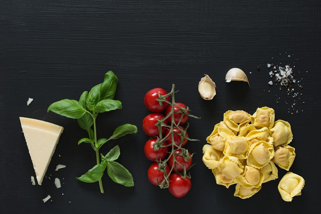 Ingredients for tortellini with tomato sauce