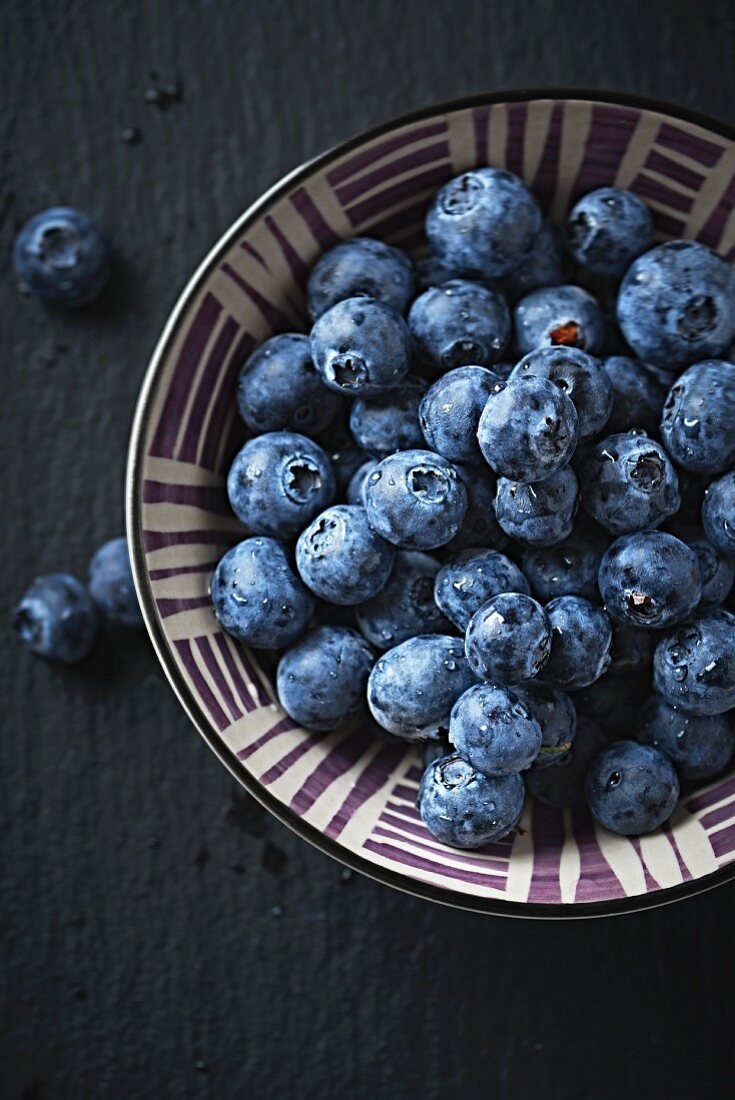 A bowl of blueberries (close up)