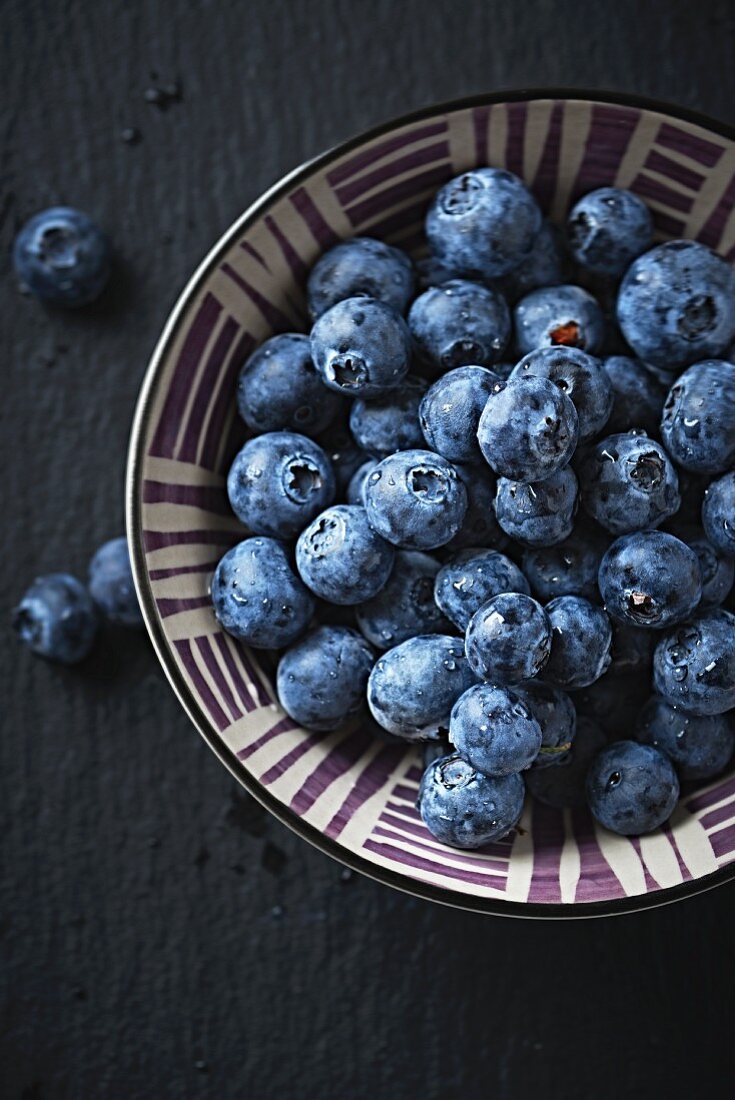 Heidelbeeren in einer Schüssel (Nahaufnahme)