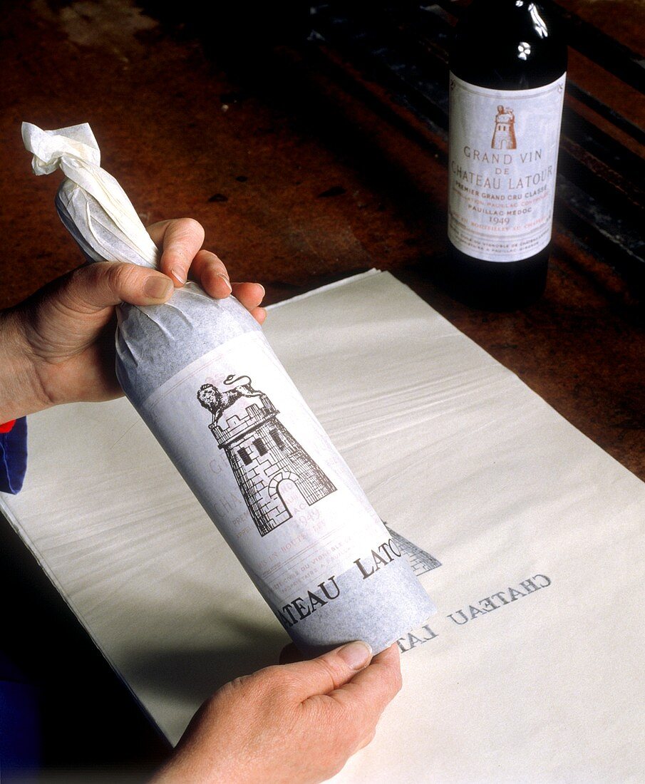 Letzter Handgriff vor dem Versand eines 1949er Château Latour