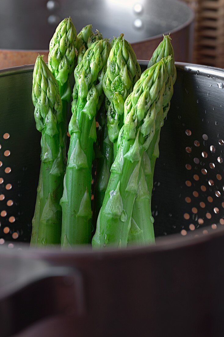 Grüner Spargel im Sieb