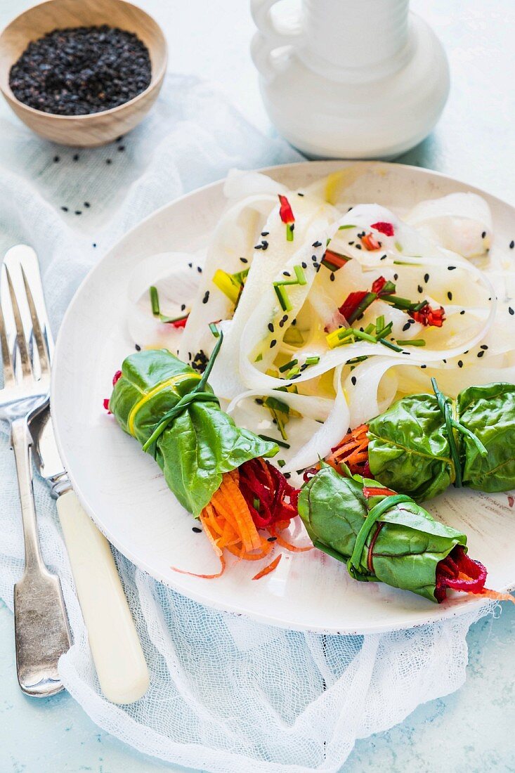 Mangoldröllchen mit Rüben und Karotten gefüllt und Daikonsalat