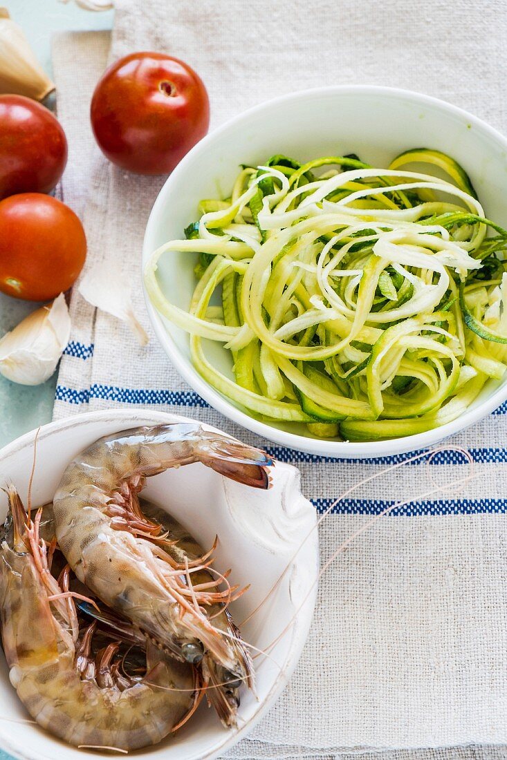 Zucchinispaghetti und Garnelen