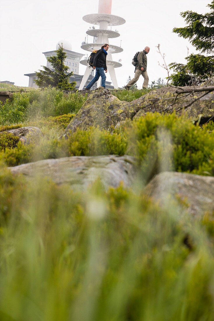 Zwei Wanderer beim Aufstieg auf den Gipfel des Brockens