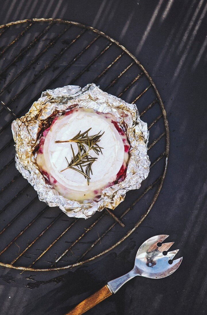 Grilled Camembert with raspberries and rosemary