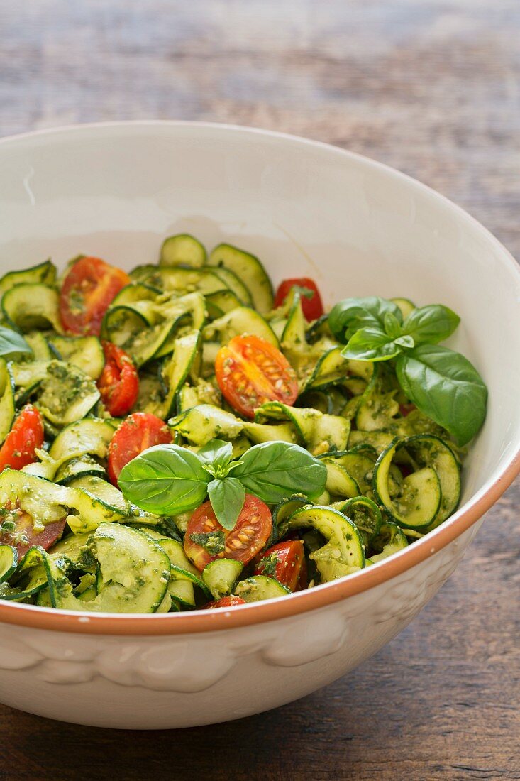 Zucchinisalat mit Pesto und Tomaten