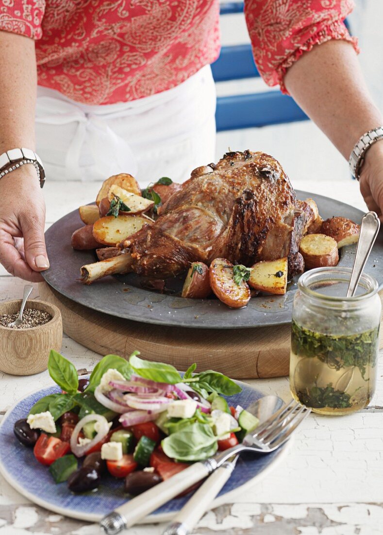 Lammbraten mit Kartoffeln und Salat