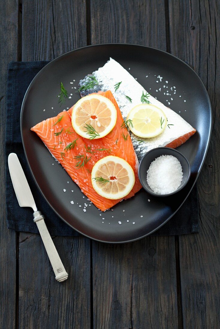 Salmon fillets with lemon, salt and dill