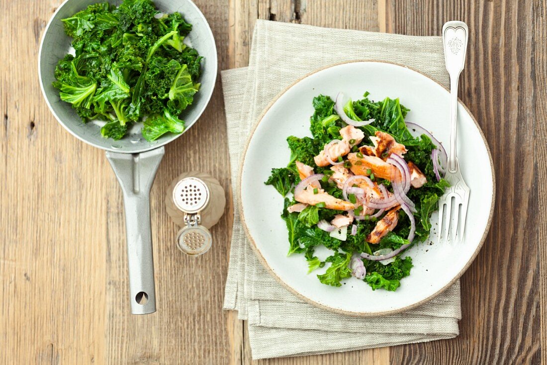 Fried kale salad with grilled salmon and red onions