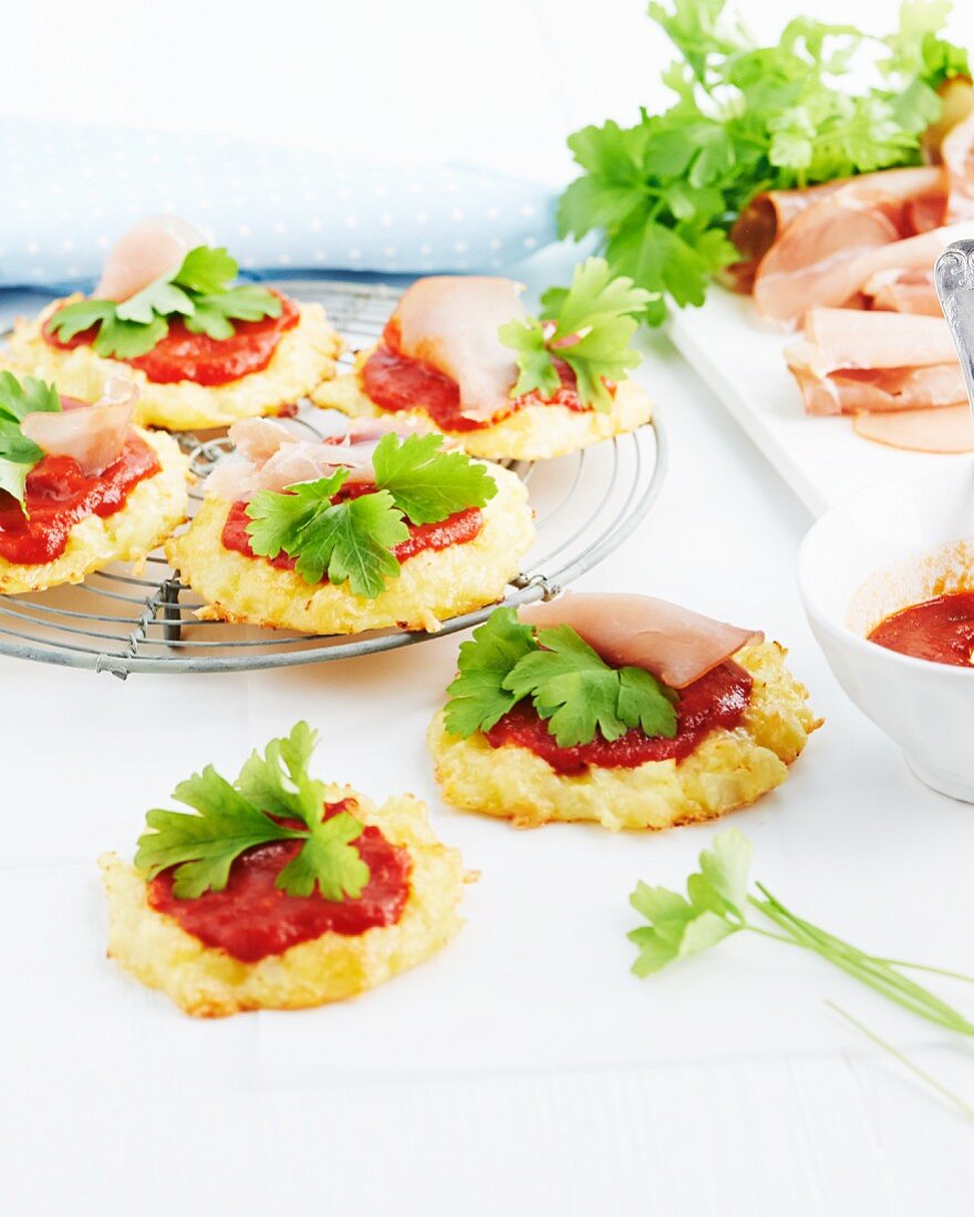 Blumenkohl-Minipizzas mit Tomatensauce und Petersilie