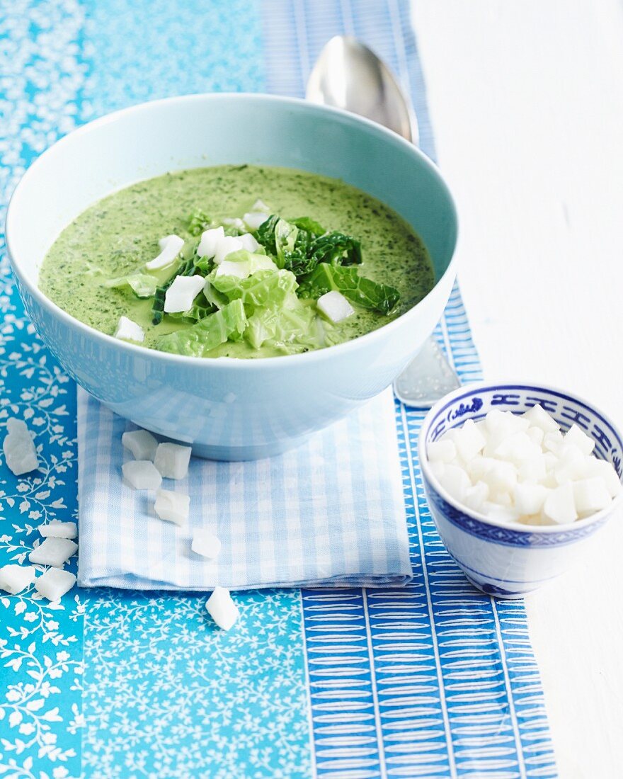 Savoy cabbage soup with coconut