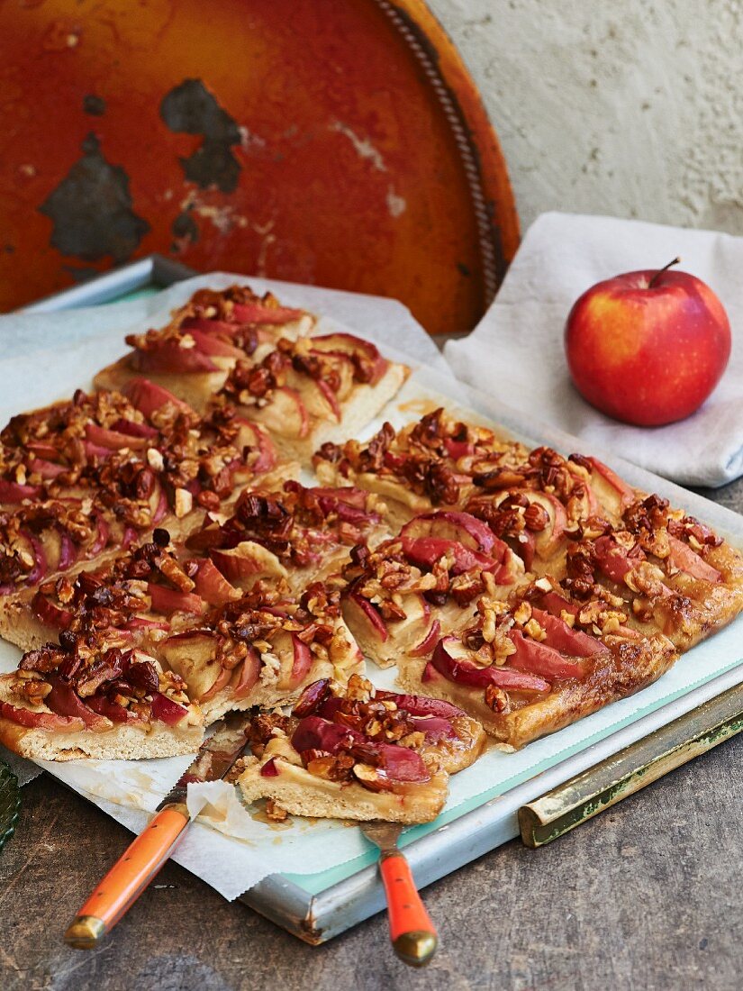 Apple cake with nut caramel