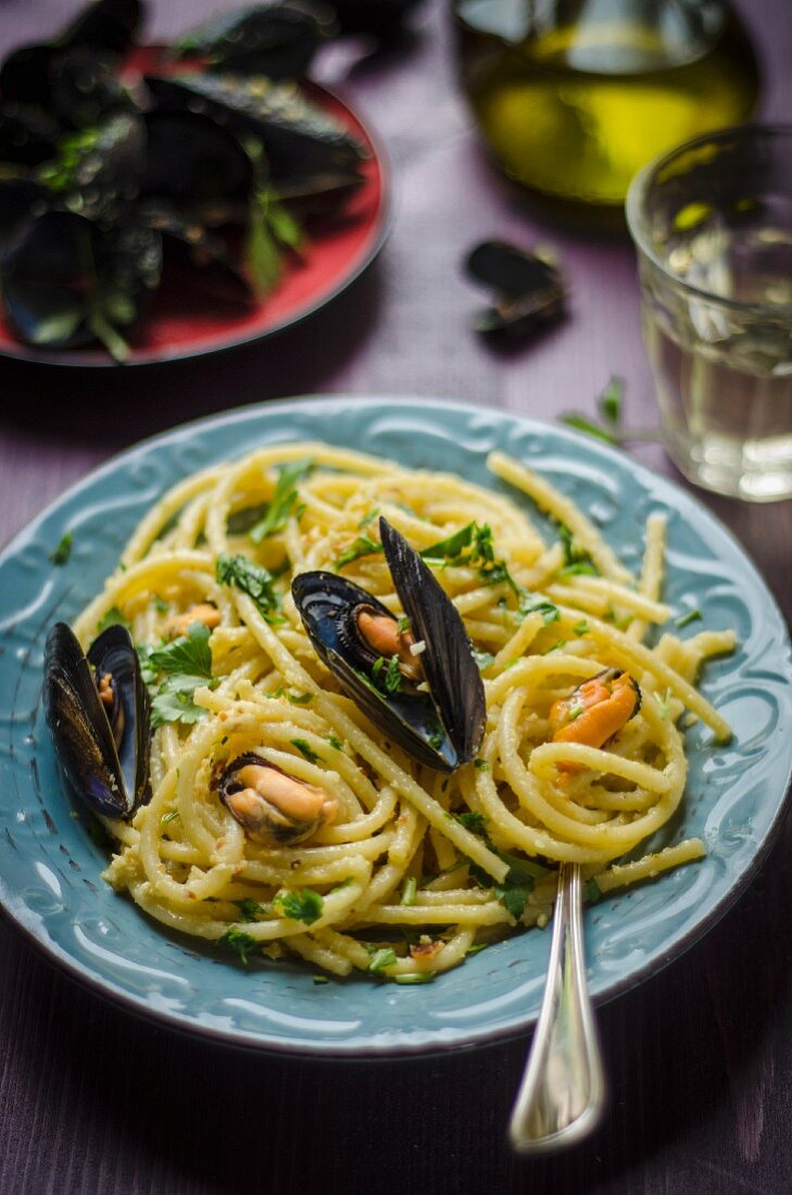 Bucatini al pesto di mandorle con le cozze (noodles with almond pesto and muscles, Italy)