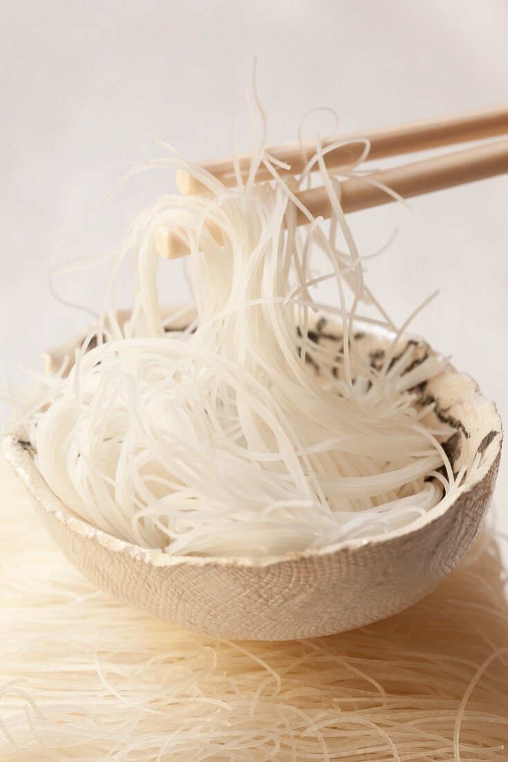 Rice noodles, cooked and raw (Asia)