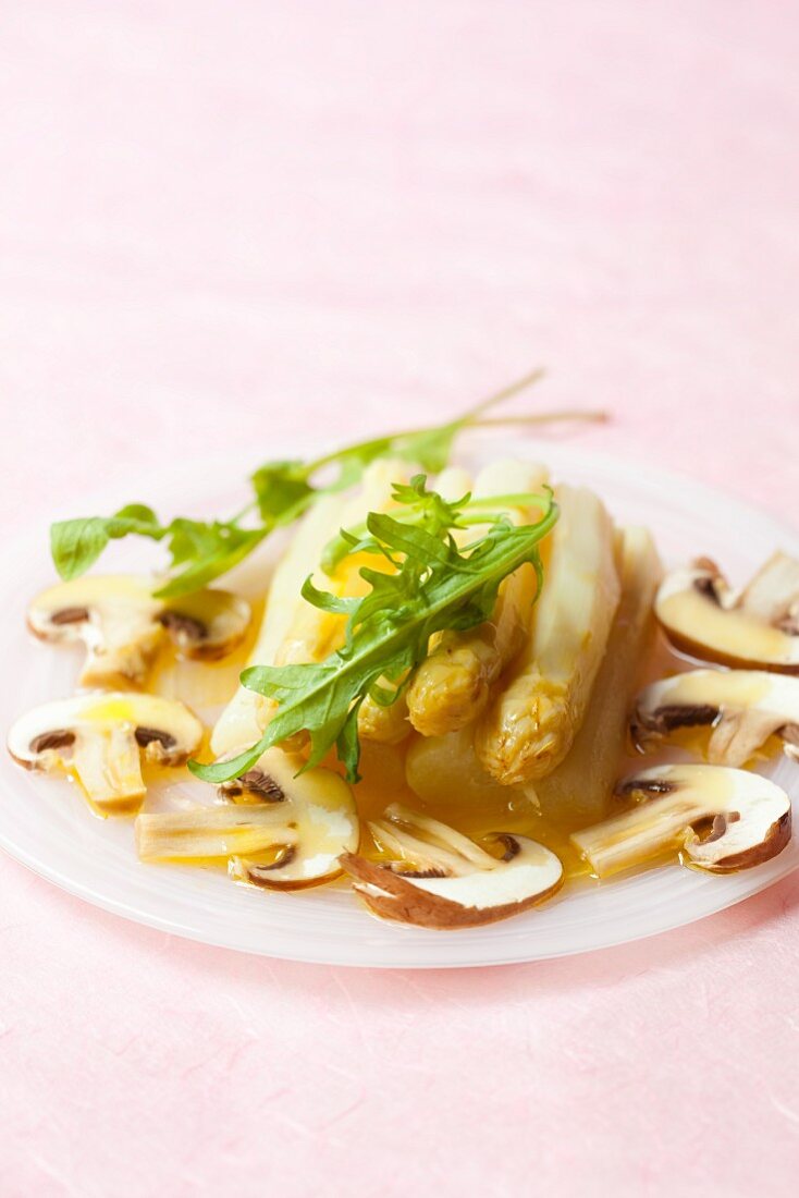 Weisser Spargel mit Champignons und Rucola