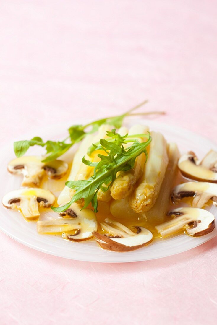White asparagus with mushrooms and rocket