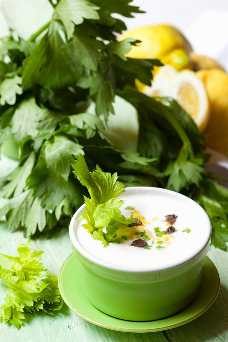 Tzatziki mit Staudensellerie, Zitronen und Oliven