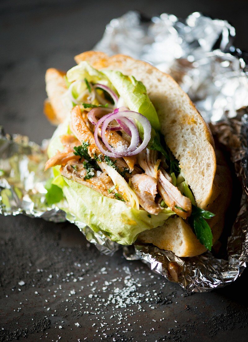 Hähnchen-Döner mit Salat und Zwiebeln zum Mitnehmen