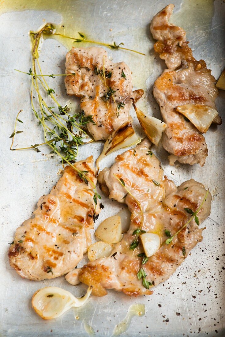 Kachelfleisch vom Grill mit Knoblauch und Thymian