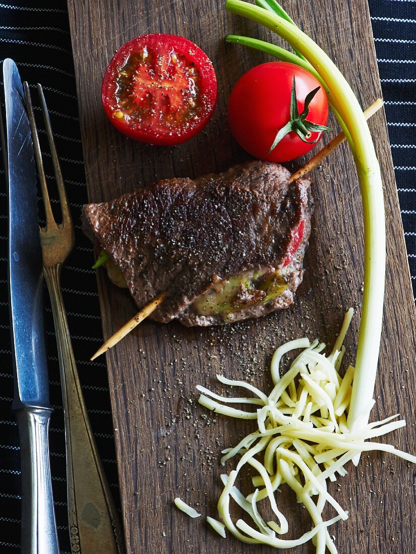 Gefüllte Rindersteaks mit Tomaten und Frühlingszwiebeln