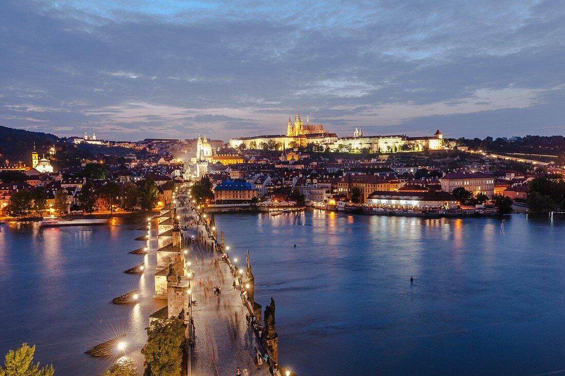 Die Karlsbrücke bei Nacht, Prag