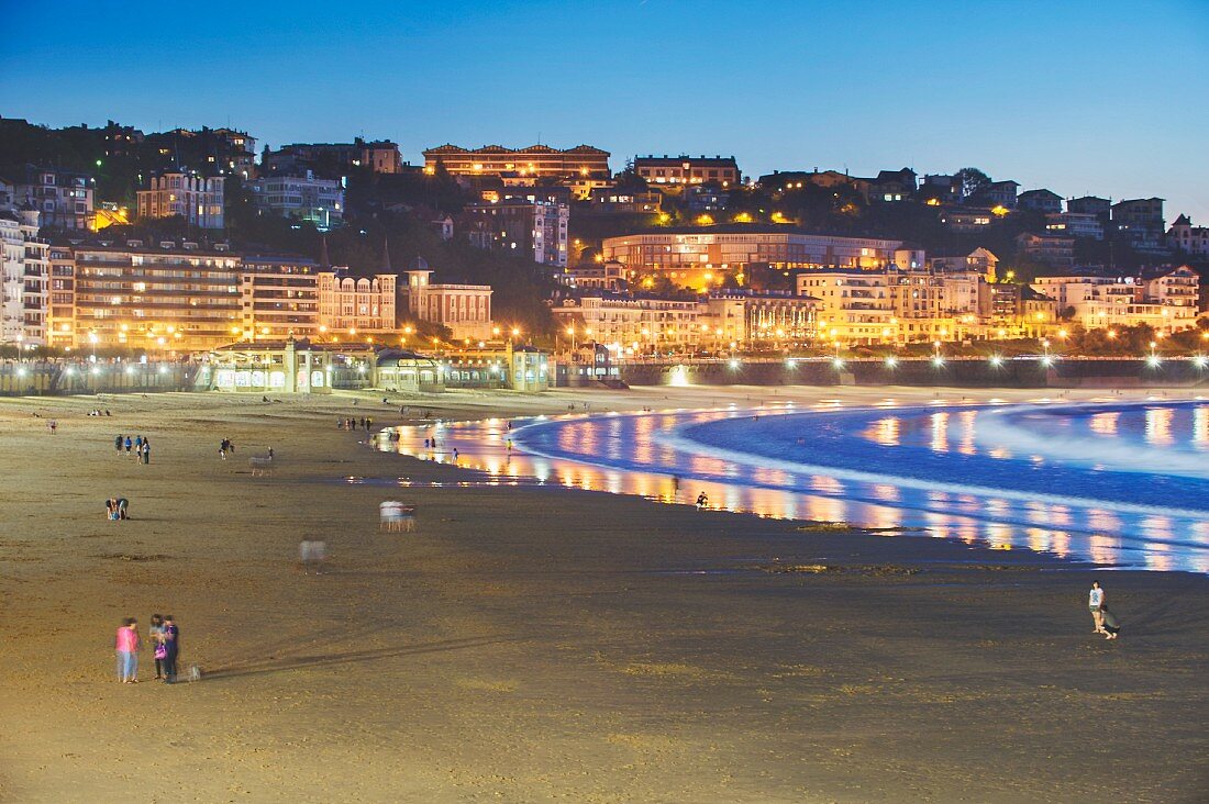 Die Playa de la Concha am Abend, San Sebastián, Spanien