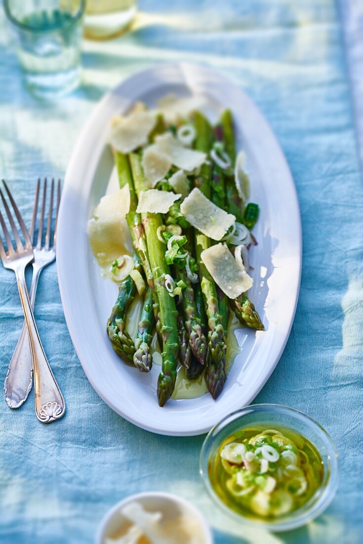 Green asparagus with Parmesan and spring onion sauce