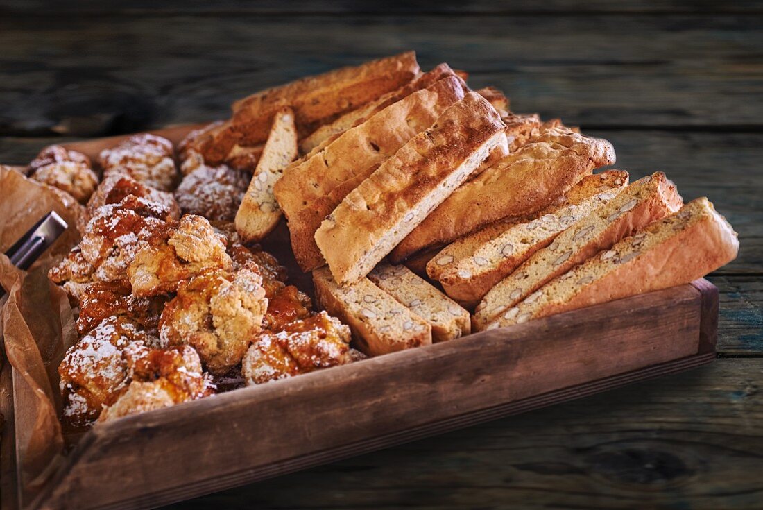 Cantucci on a wooden tray