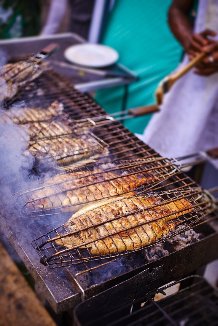 Gegrillte Doraden auf dem Holzkohlengrill