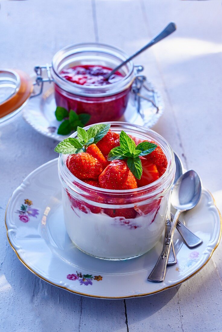Vanillequark mit Erdbeeren und Marmelade
