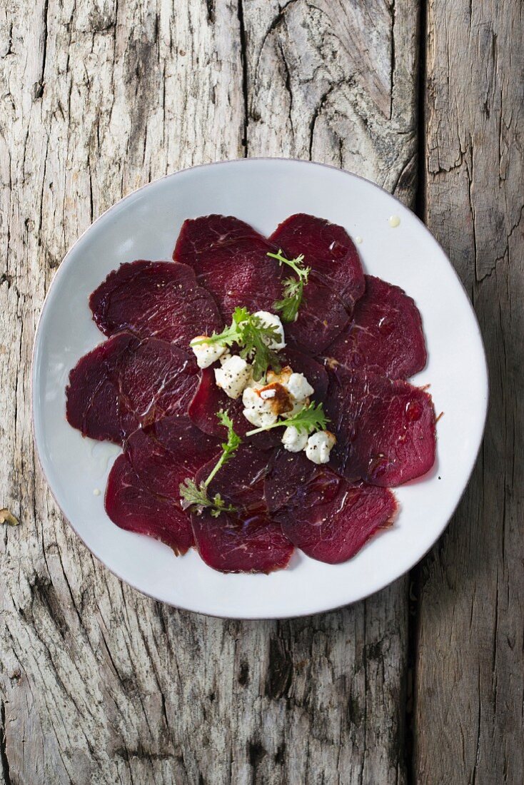 Antilopen-Carpaccio mit Ziegenkäse und Olivenöl