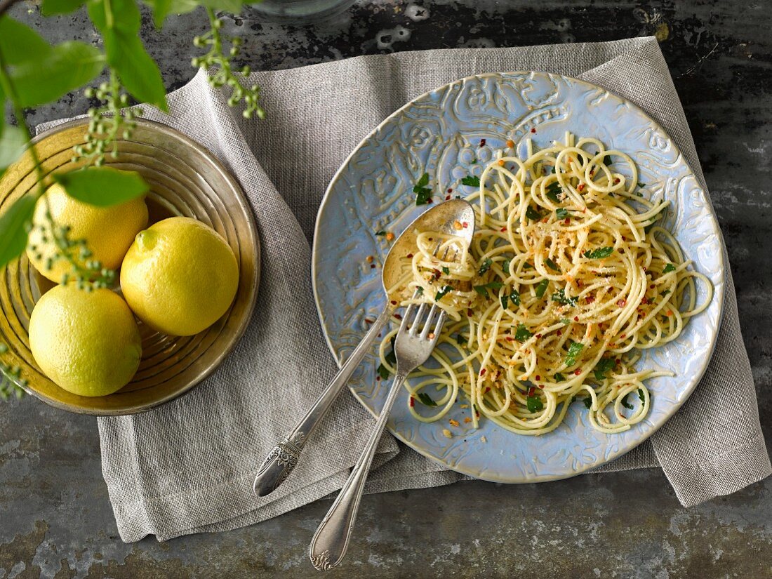 Lemon spaghetti with garlic, chilli flakes and parsley