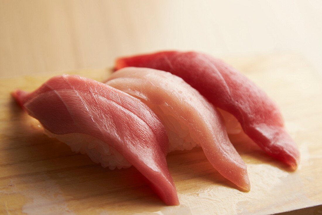 Nigiri-Sushi mit drei Sorten Thunfisch