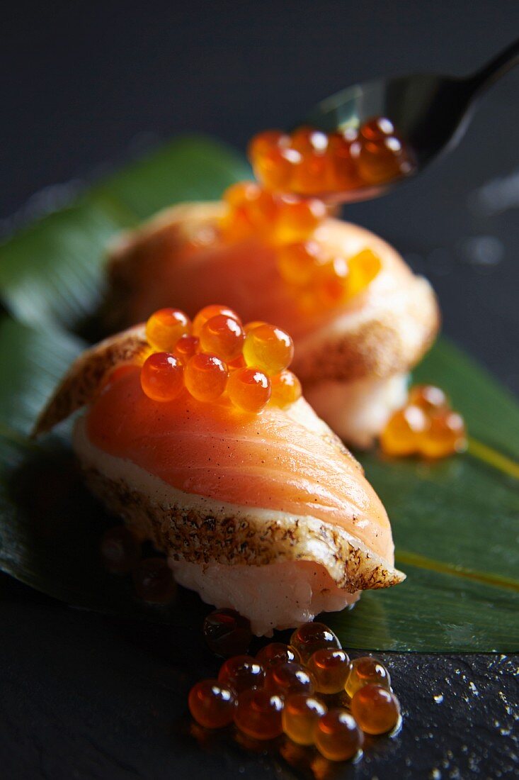 Nigiri-Sushi mit kurzgebratenem Lachs und Lachskaviar