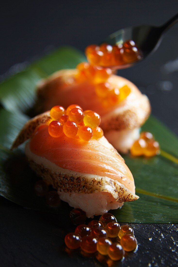 Nigiri sushi with flash-fried salmon and salmon caviar