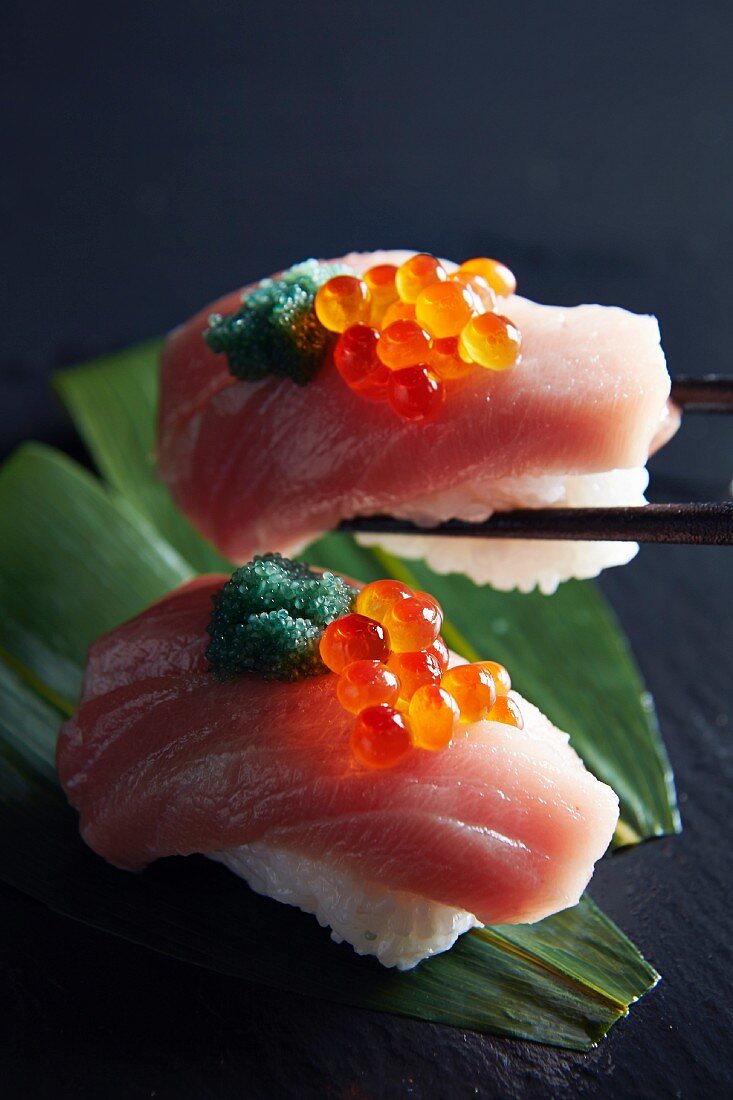Nigiri-Sushi mit Thunfisch und Lachskaviar