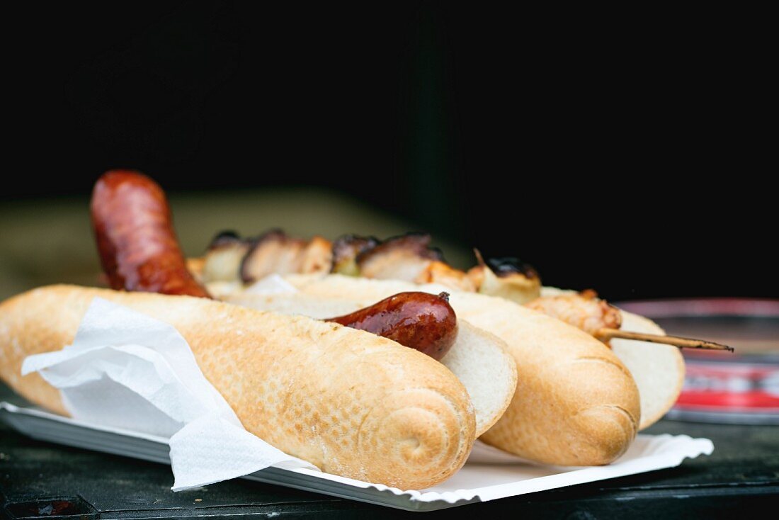 Hot Dog & gegrillter Hähnchenspiess auf Pappteller