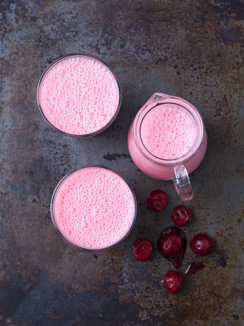 Joghurt-Cocktail mit Sauerkirschen und Banane