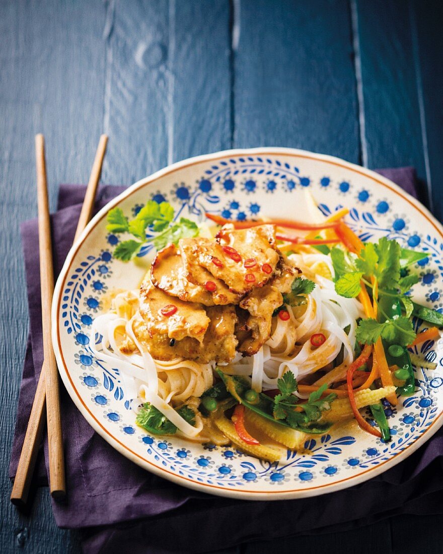 Rice noodles with chicken escalope and curry sauce