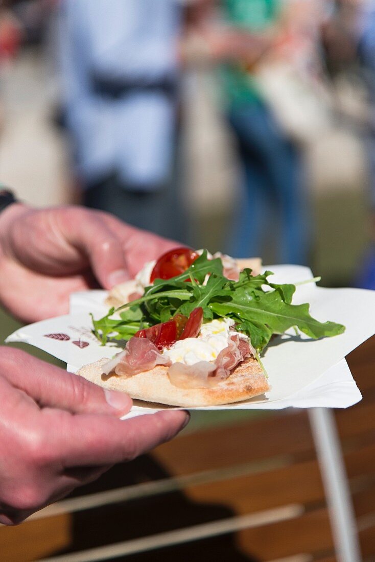 Fladenbrot mit Rohschinken, Mozzarella und Tomaten