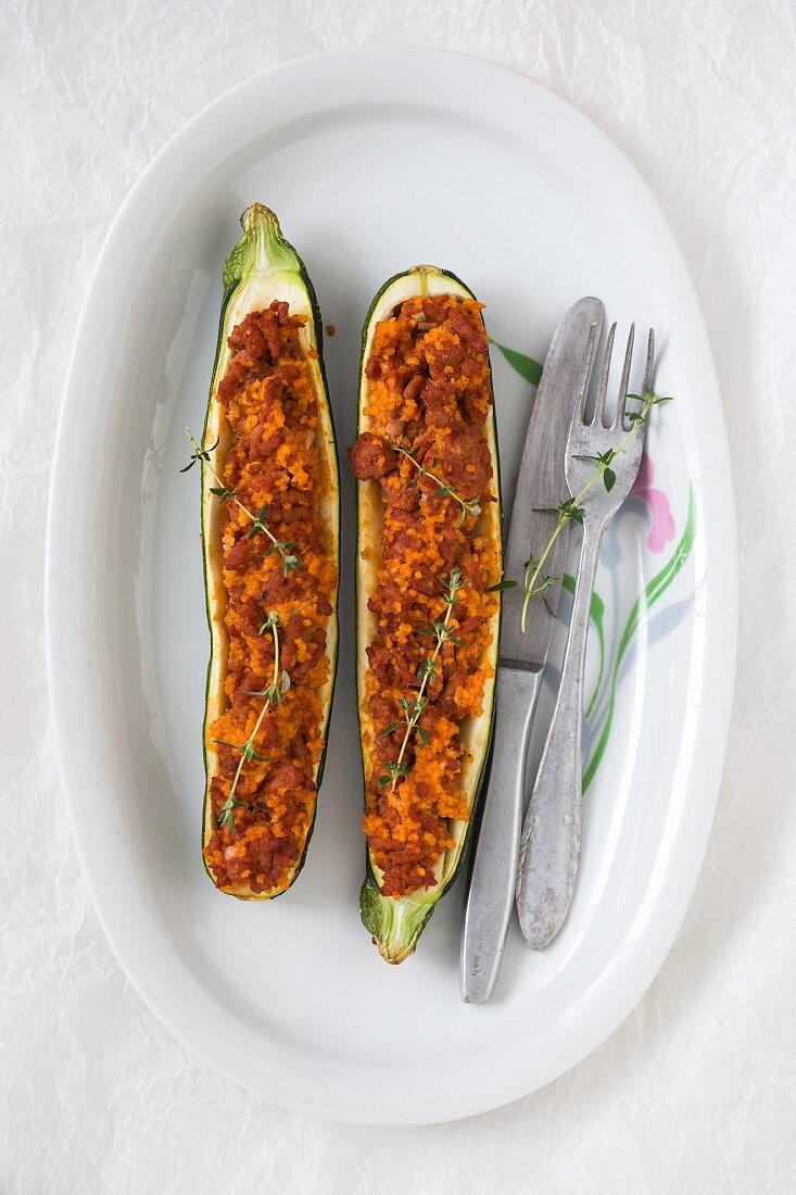 Zucchini, gefüllt mit Hackfleisch, Hirse und Tomatensauce