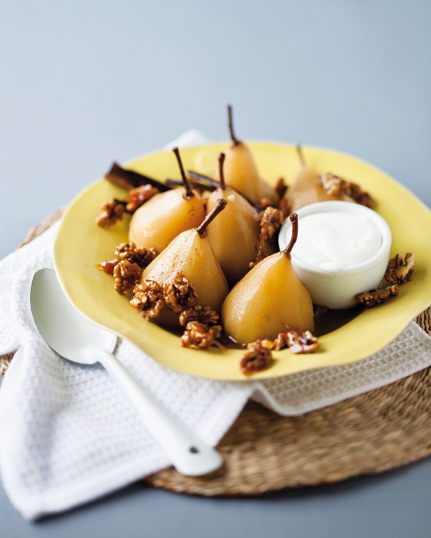 Pochierte Birnen mit Walnuss und Joghurt